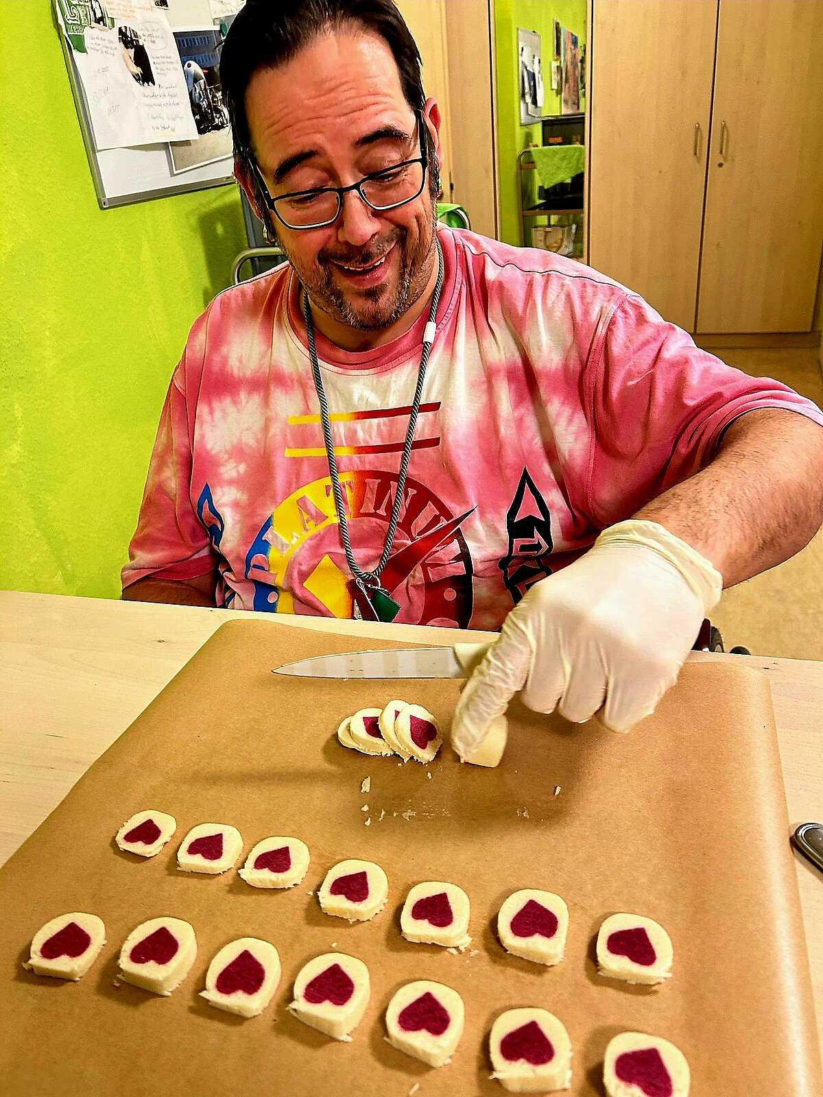 Bewohner backt Plätzchen in Herzform