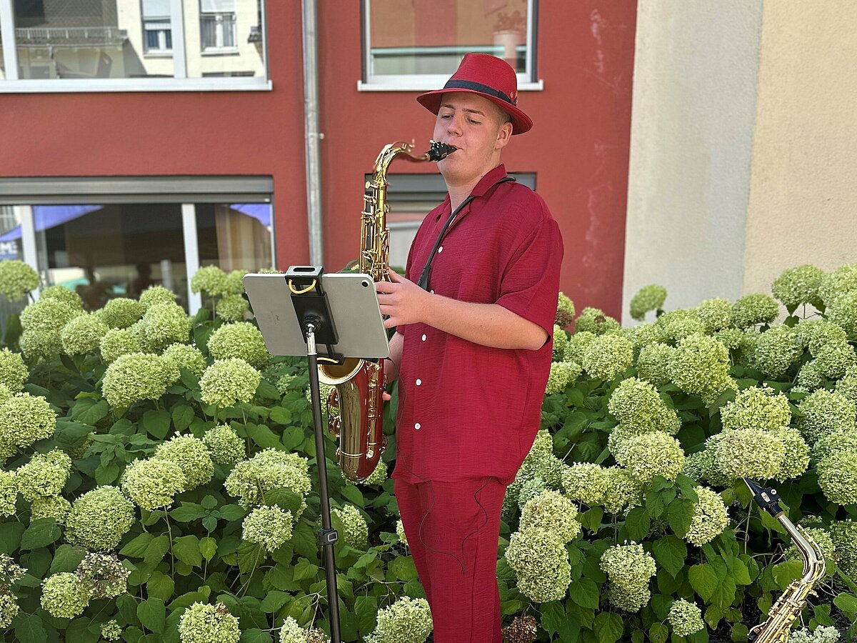 Saxophonspieler Sommerfest