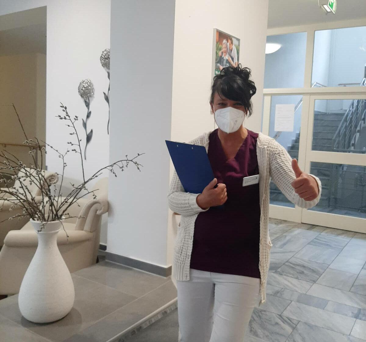 Wohnbereichsleiterin Sandra Lein mit Klemmbrett im Alloheim Seniorenheim in Bad Elster