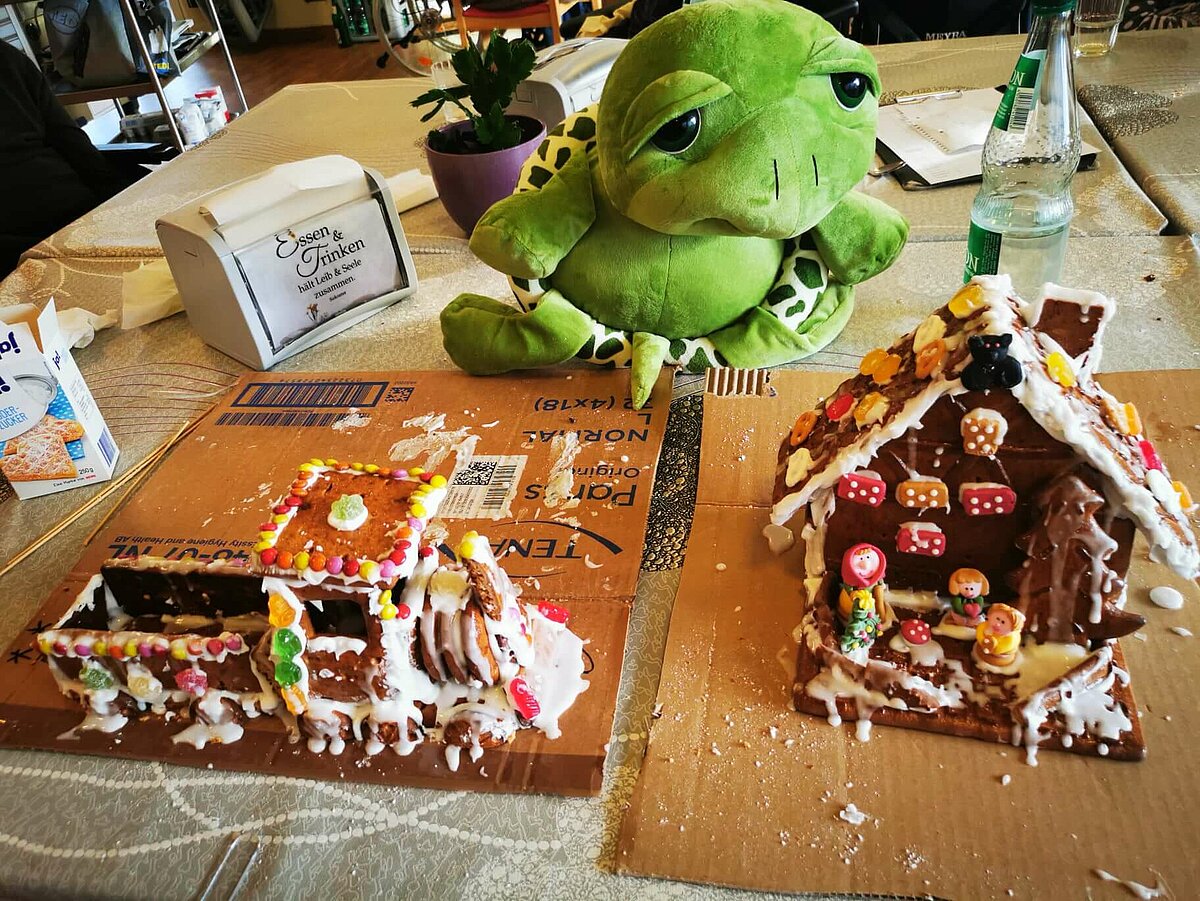 Gebastelter Lebkuchenzug und Lebkuchenhaus von den Bewohnern des Altenheims AGO Rosbach