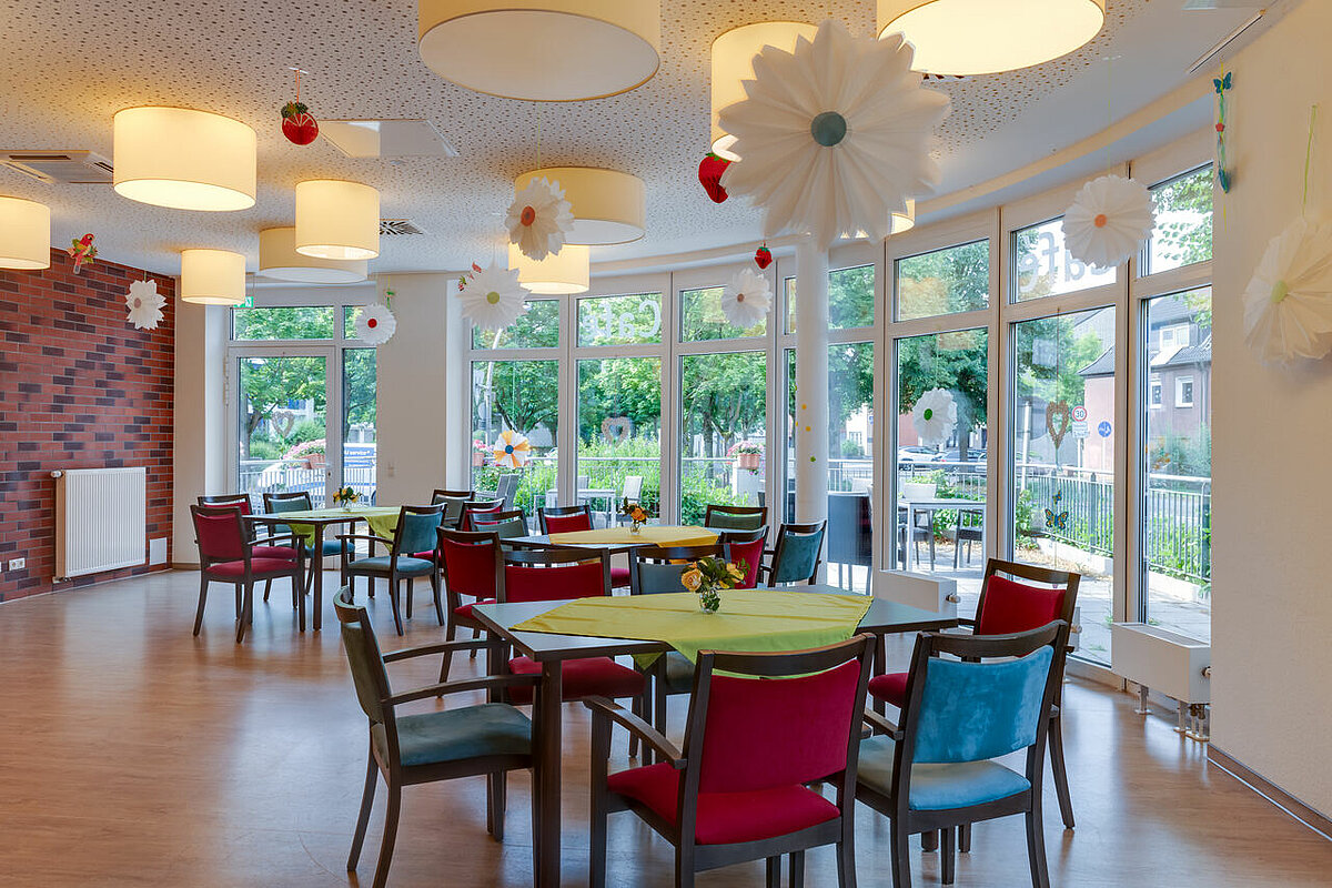 Gemeinschaftsraum mit großen Fenstern und Terrasse