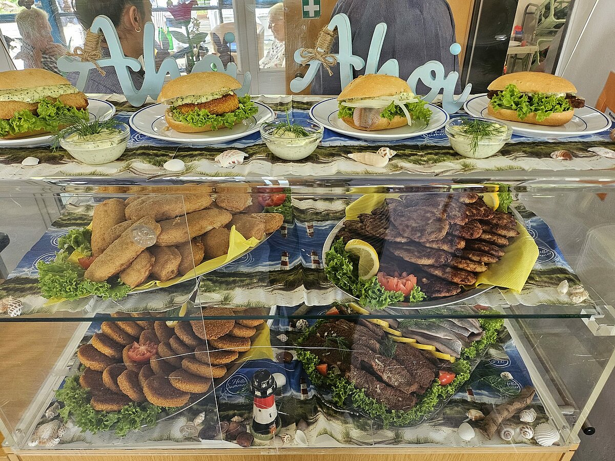 Große Auswahl an Fisch an der Fischtheke