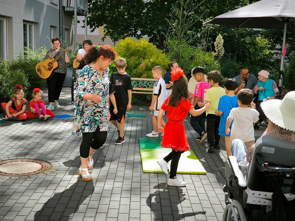Kindergarten besucht unsere Senioren