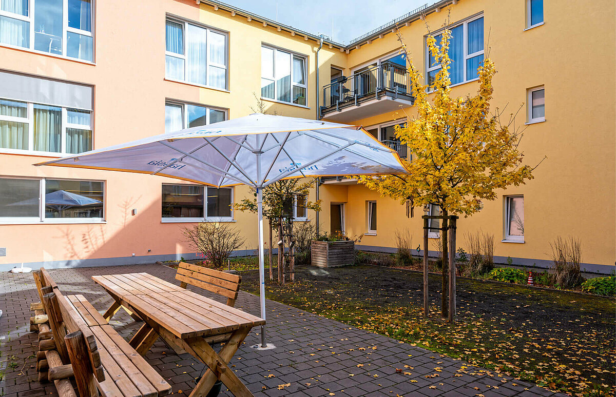 Innenhof des Pflegeheims "Taunusblick" in Niddatal