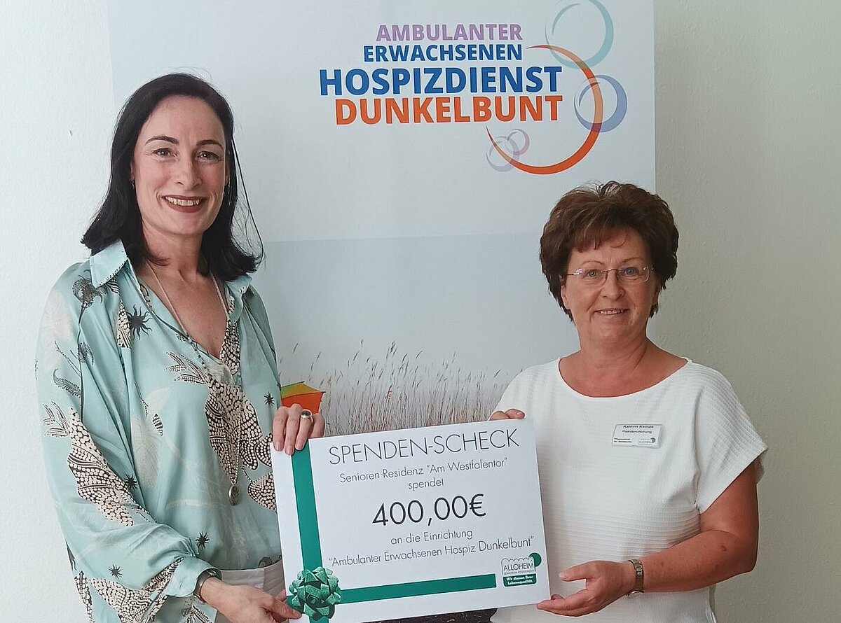Frau Kempe überreicht Heike Schötter die Spende