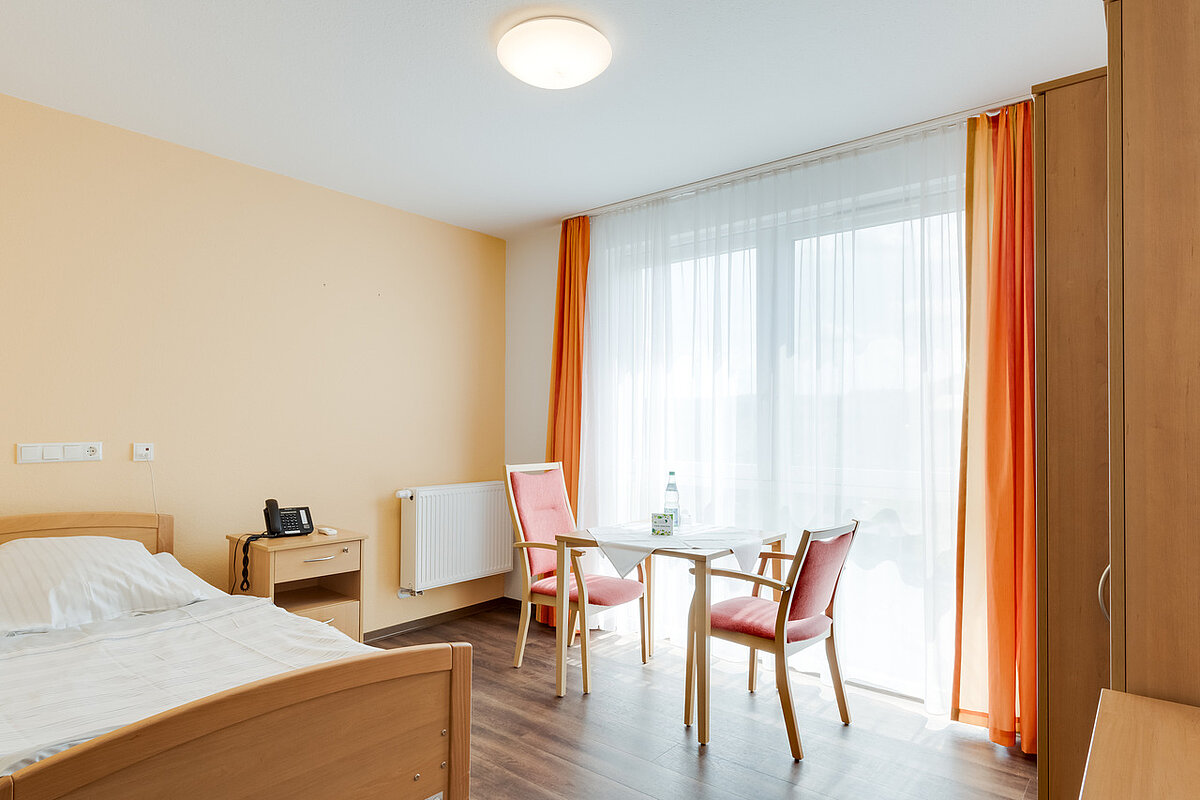 Einzelzimmer im Seniorenheim Obrigheim
