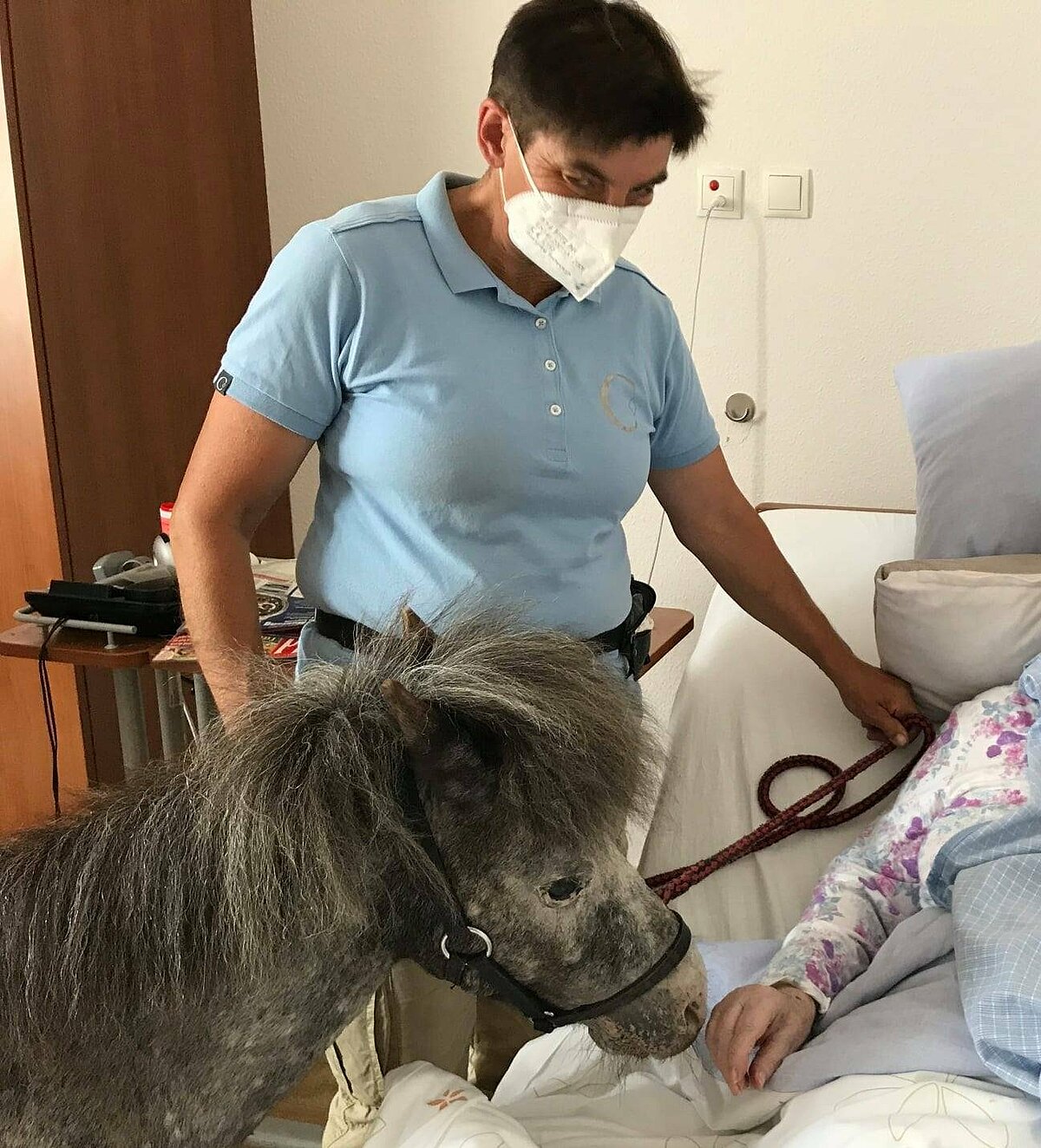 Pony am Bett von Bewohnerin