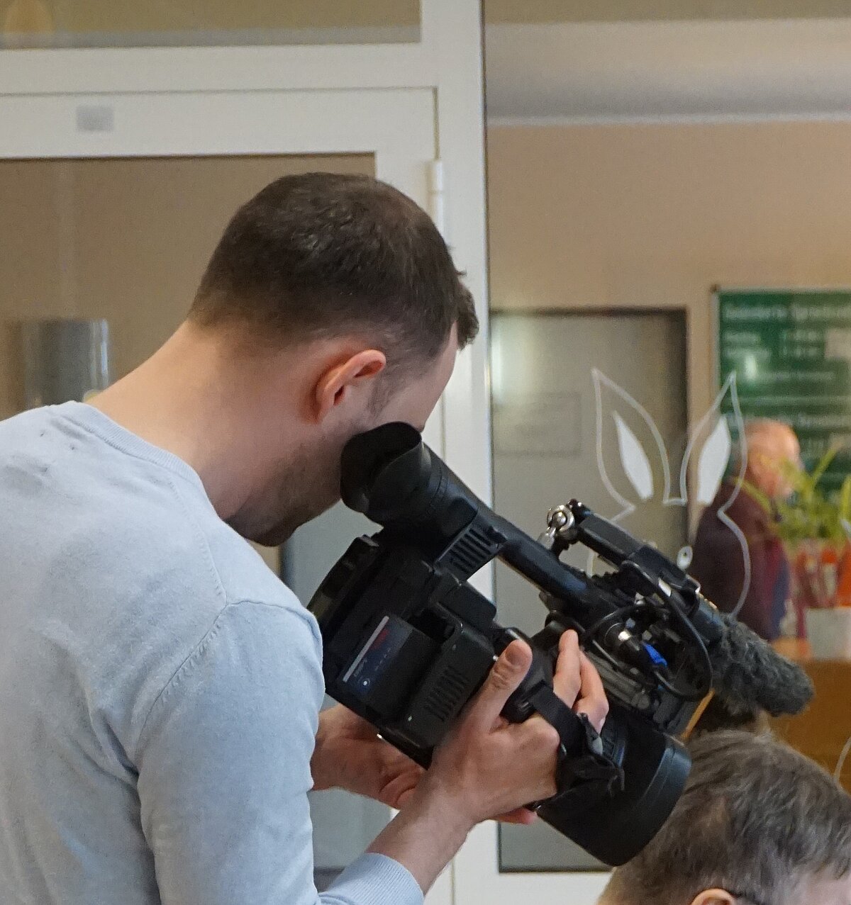 Ostereierfärben, Kameramann, Reporter, Mikrofon