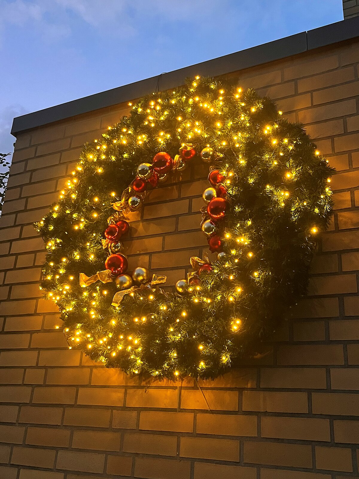 Außendekoration zu Weihnachten in der Einrichtung