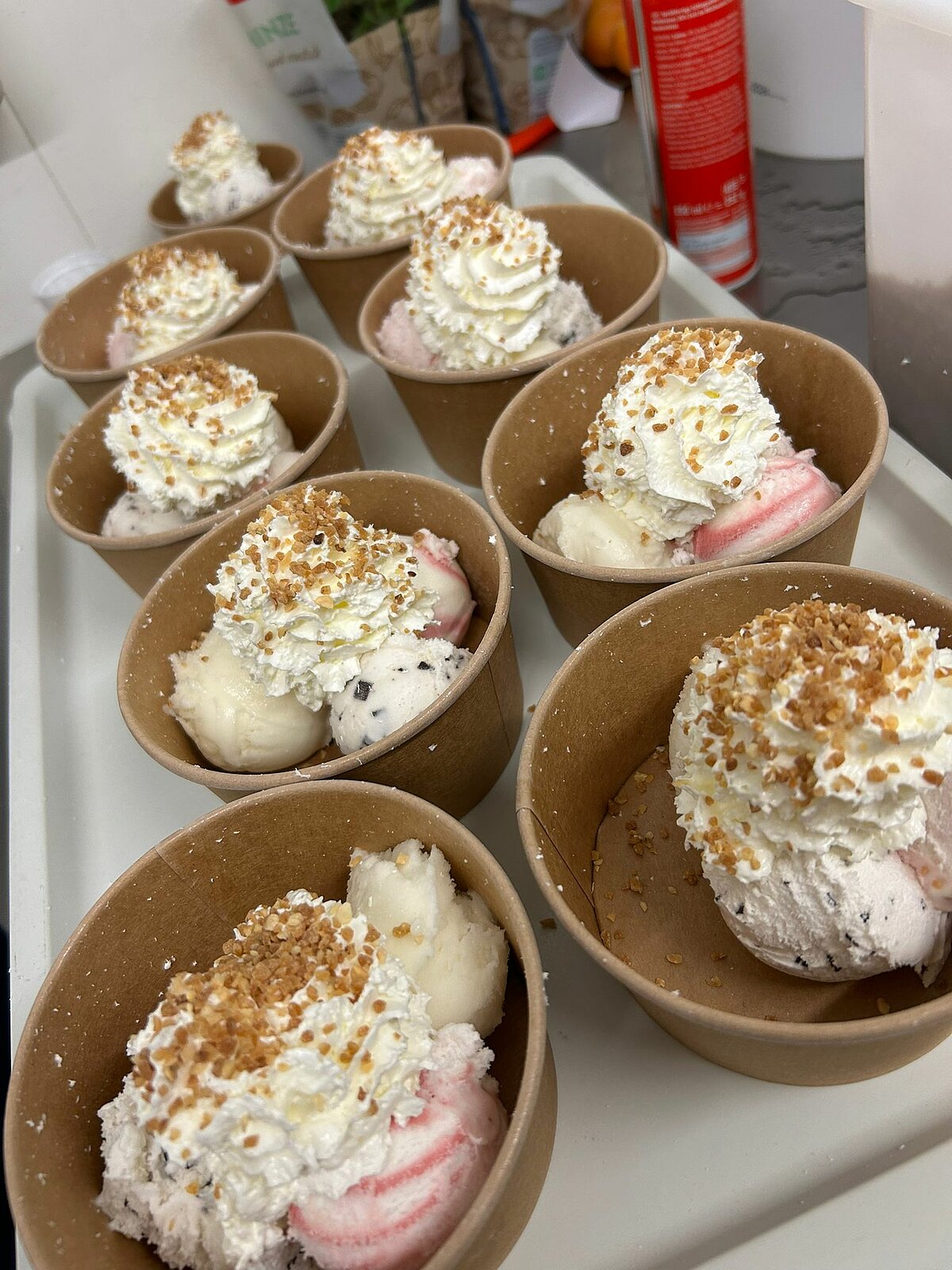 Eisbecher mit Himbeer-Joghurt Eis, Sahne und Krokant