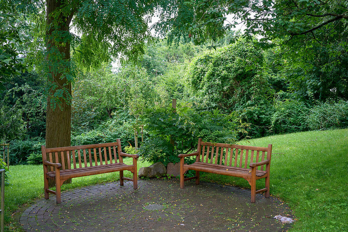 Sitzbänke im Garten des Pflegeheims Haus Blocksberg