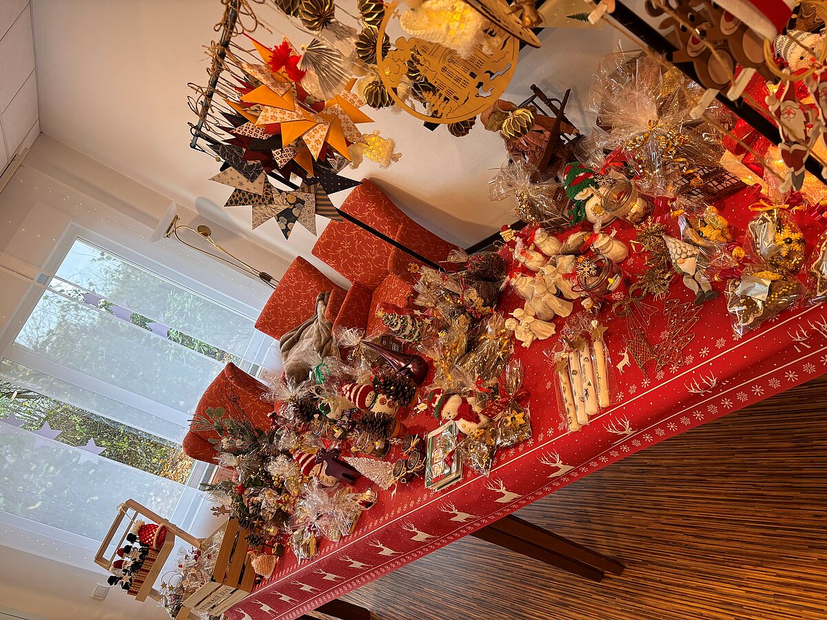 Tisch mit Geschenken für den Adventsbasar
