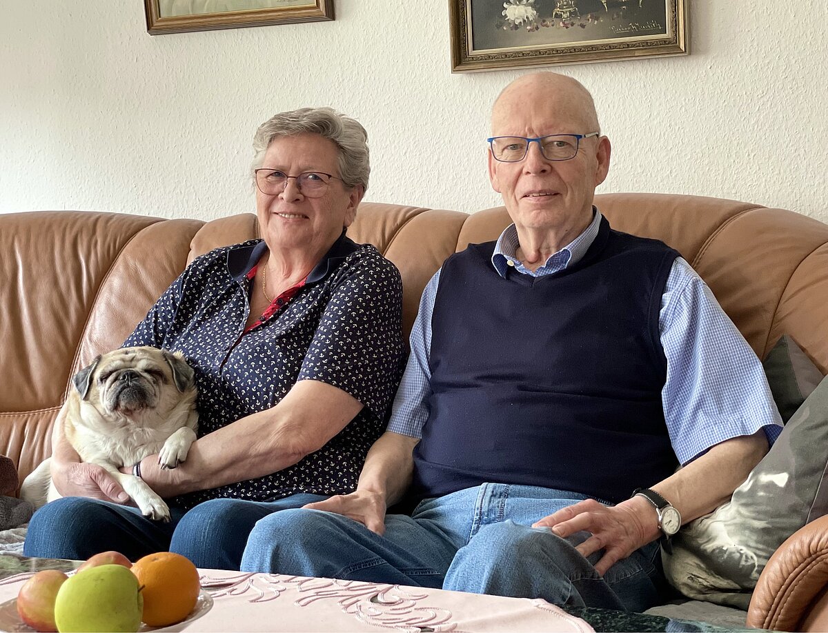 Eheleute Jeske mit Mops Bina in ihrer gemütlichen Wohnung.