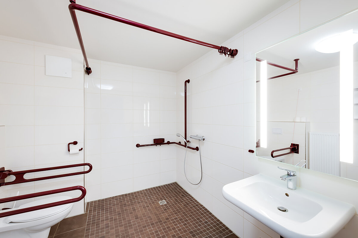 Rollstuhlgerechtes Badezimmer mit Dusche