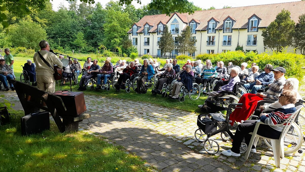 Musiker im Garten von Schloss Westhusen