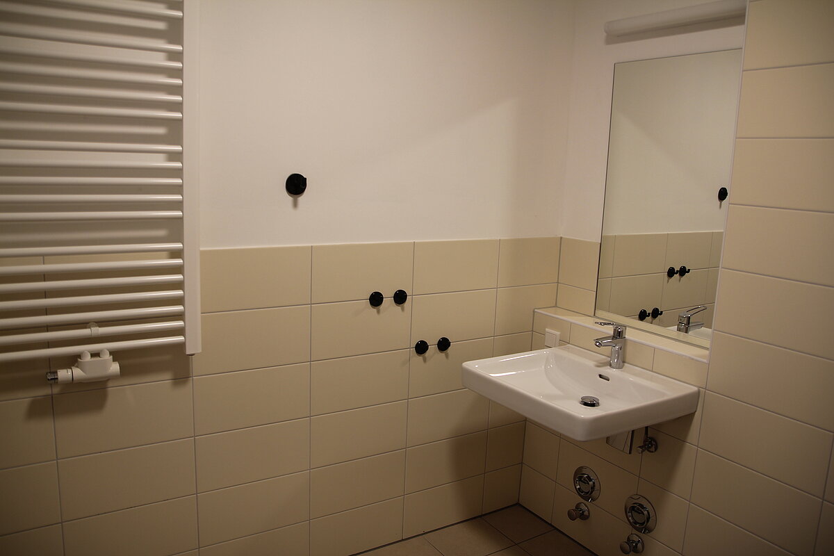 Waschbecken und Heizungskörper im Badezimmer