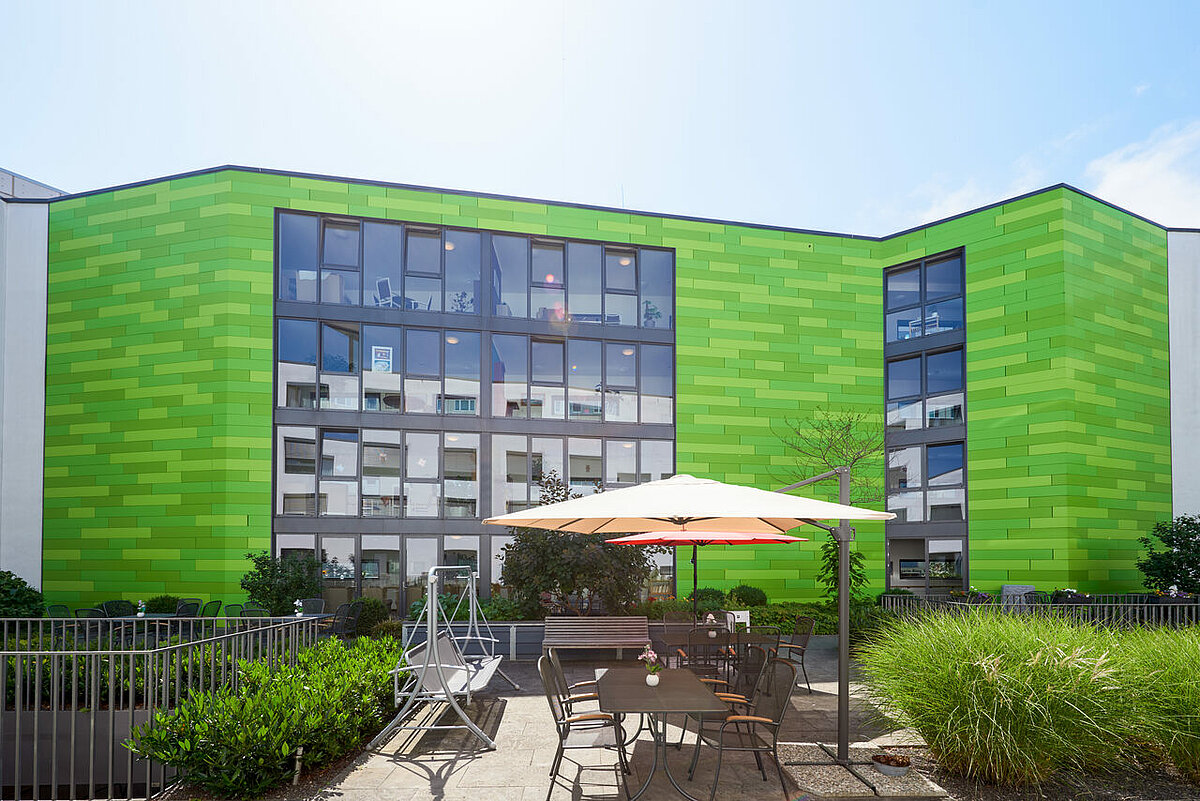 Terrasse mit großem Sonnenschirm