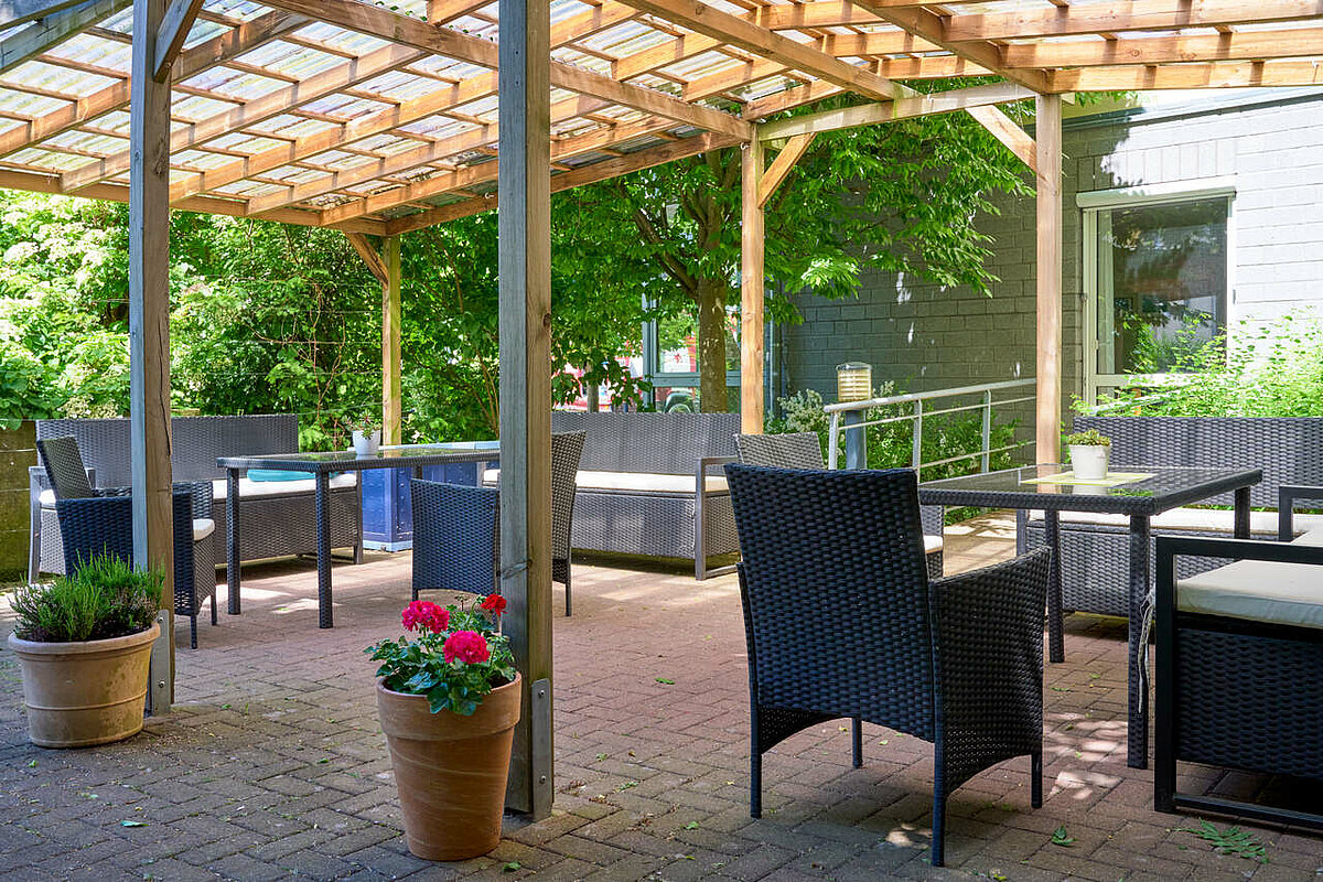 Überdachte Terrasse im Seniorenheim