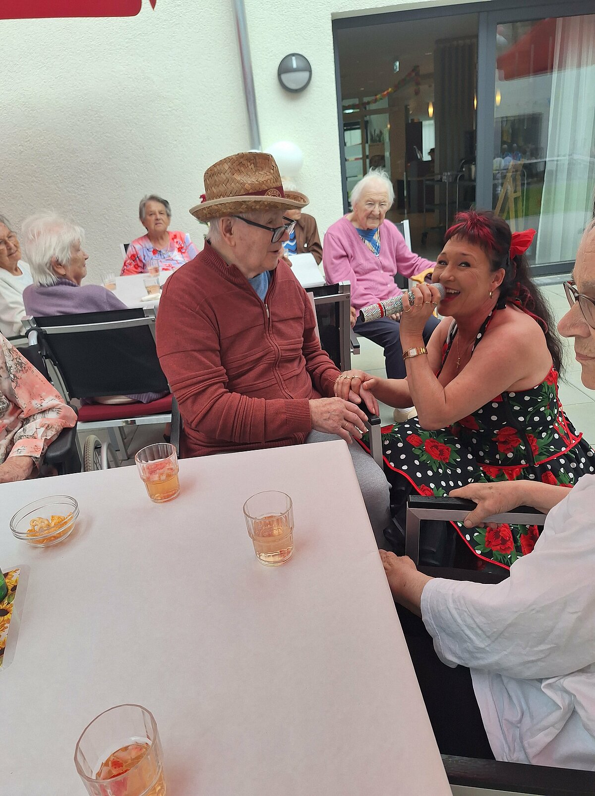 Bewohner beim Sommerfest in der Senioren - Residenz 