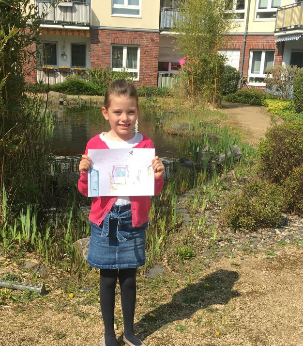 Henriette mit ihrem selbst gemalten Bild vor dem Seniorenheim in Salzgitter-Thiede