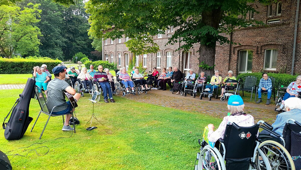 Musiker Markus macht Musik im Garten