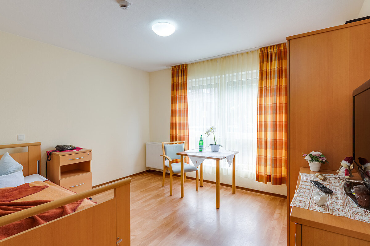 Einzelzimmer mit TV im Seniorenheim in Haselünne