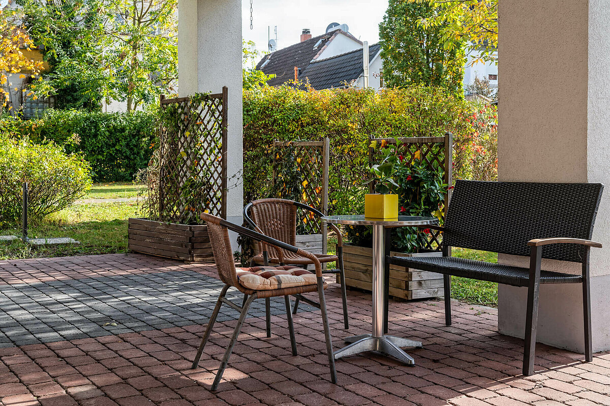 Terrasse mit Sitzbereich vor der Senioren-Residenz "Am Friedensplatz" in Rüsselsheim