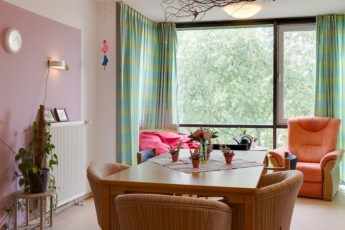 Gemeinschaftsraum mit Tisch und großem Fenster