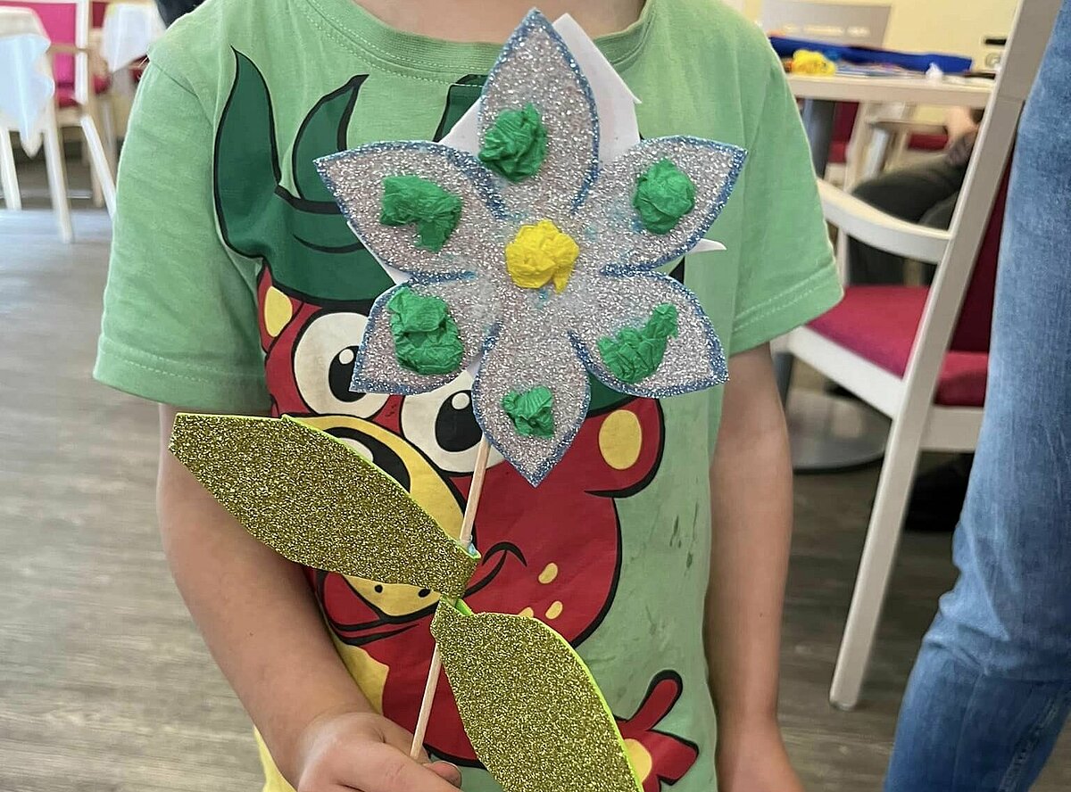 Wir bastelten Blumen mit Kindern aus dem Kindergarten