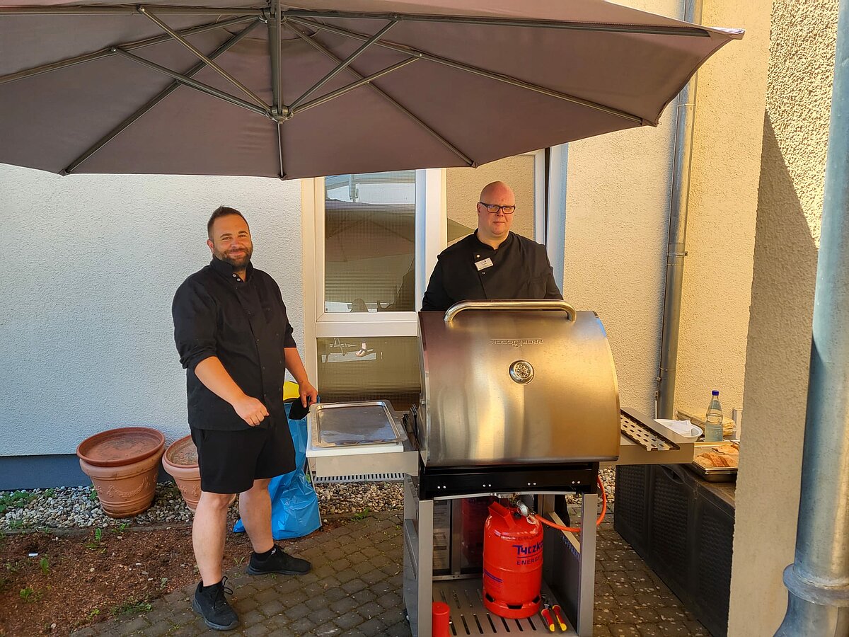 Mitarbeiter des Pflegeheims AGO Rosbach grillen
