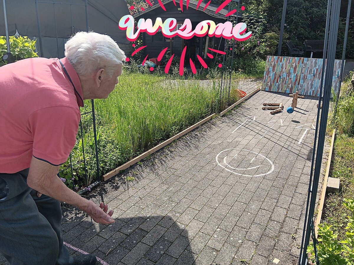 Kegeltunier im Garten. Bewohner kegelten um den Sieg