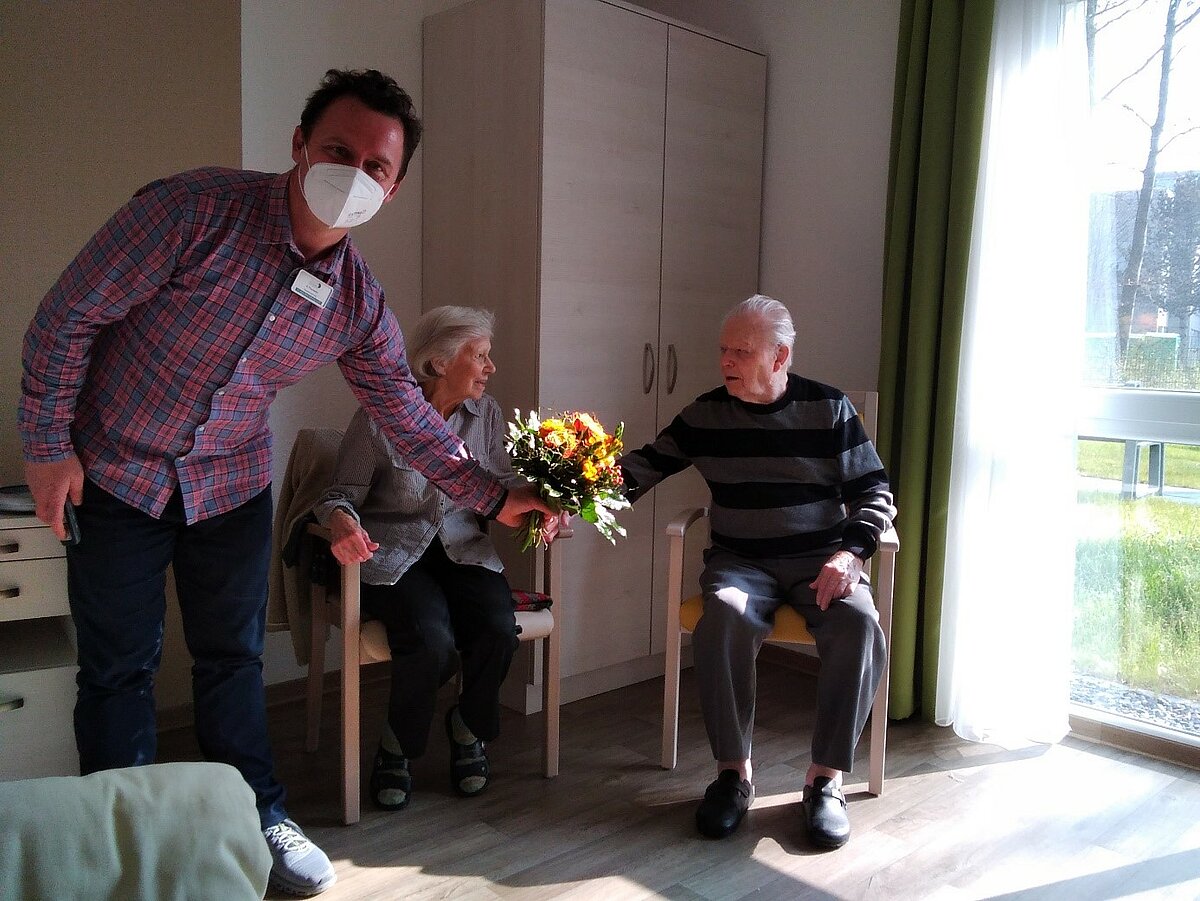 Ehepaar Schmidt feiert 68. Hochzeitstag.