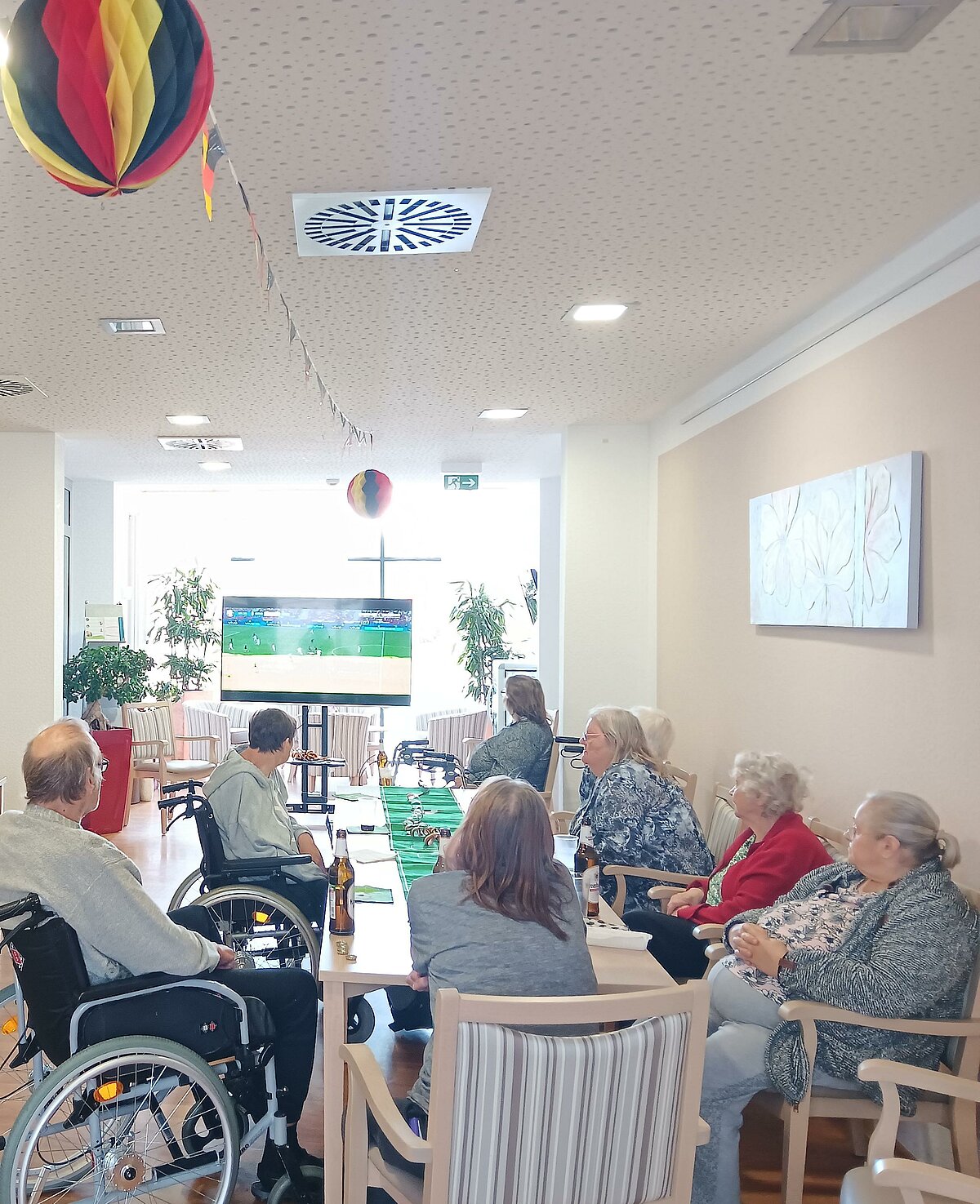 Public Viewing Deutschland gegen Ungarn mit Hot Dogs