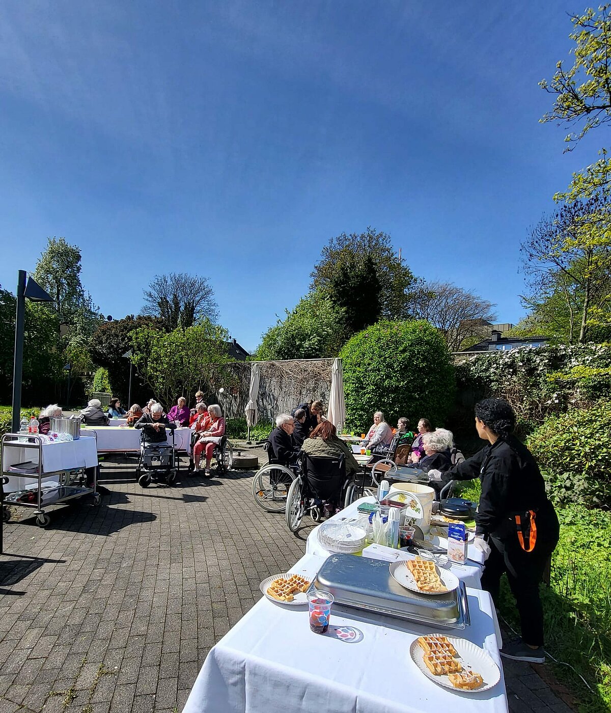 Maifest im Einrichtungsgarten bei lecker Waffeln
