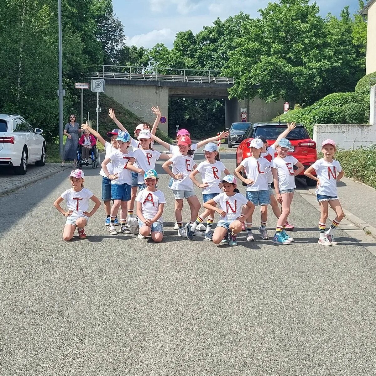 Die Tanzgruppe Tanzperlen legt eine coole Tanzeinlage für die Bewohner/innen hin