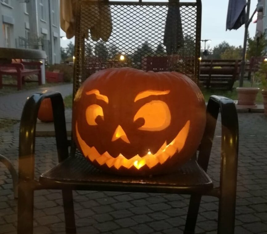 Geschnitzter Halloween-Kürbis im Seniorenheim "AGO Rosbach"