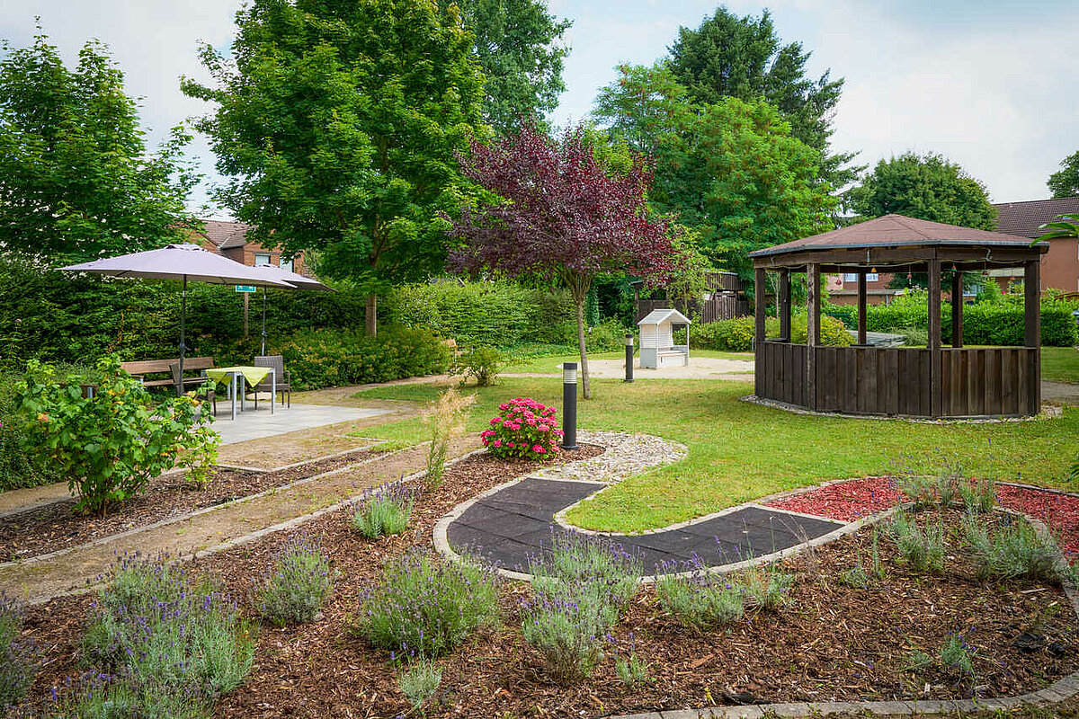Garten mit Pavillon und Barfußpfad