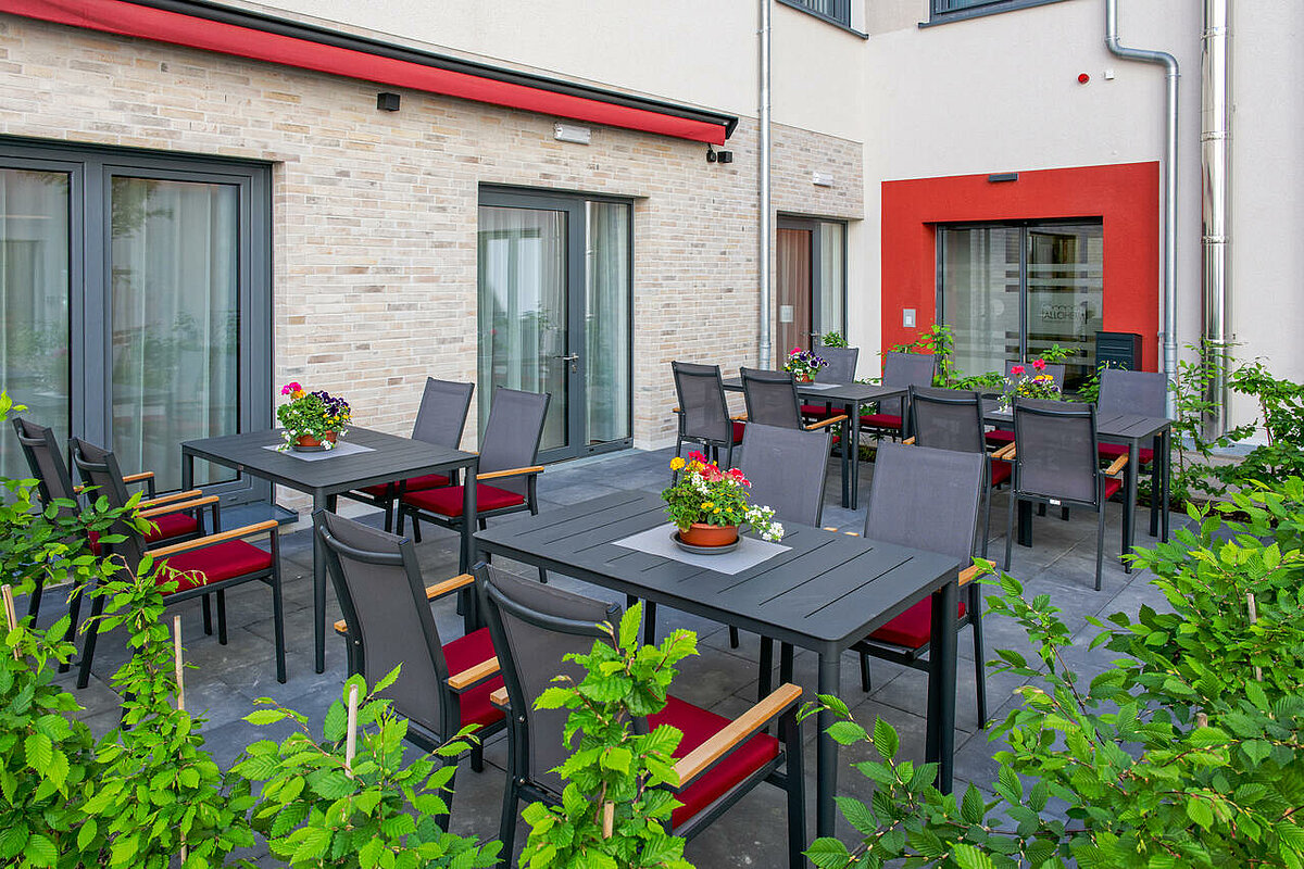 Terrasse des Pflegeheims Alloheim Magdeburg