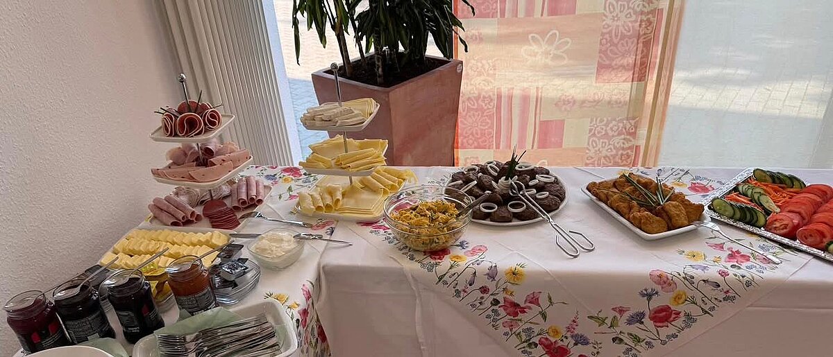Essen von Mitarbeiterfrühstück