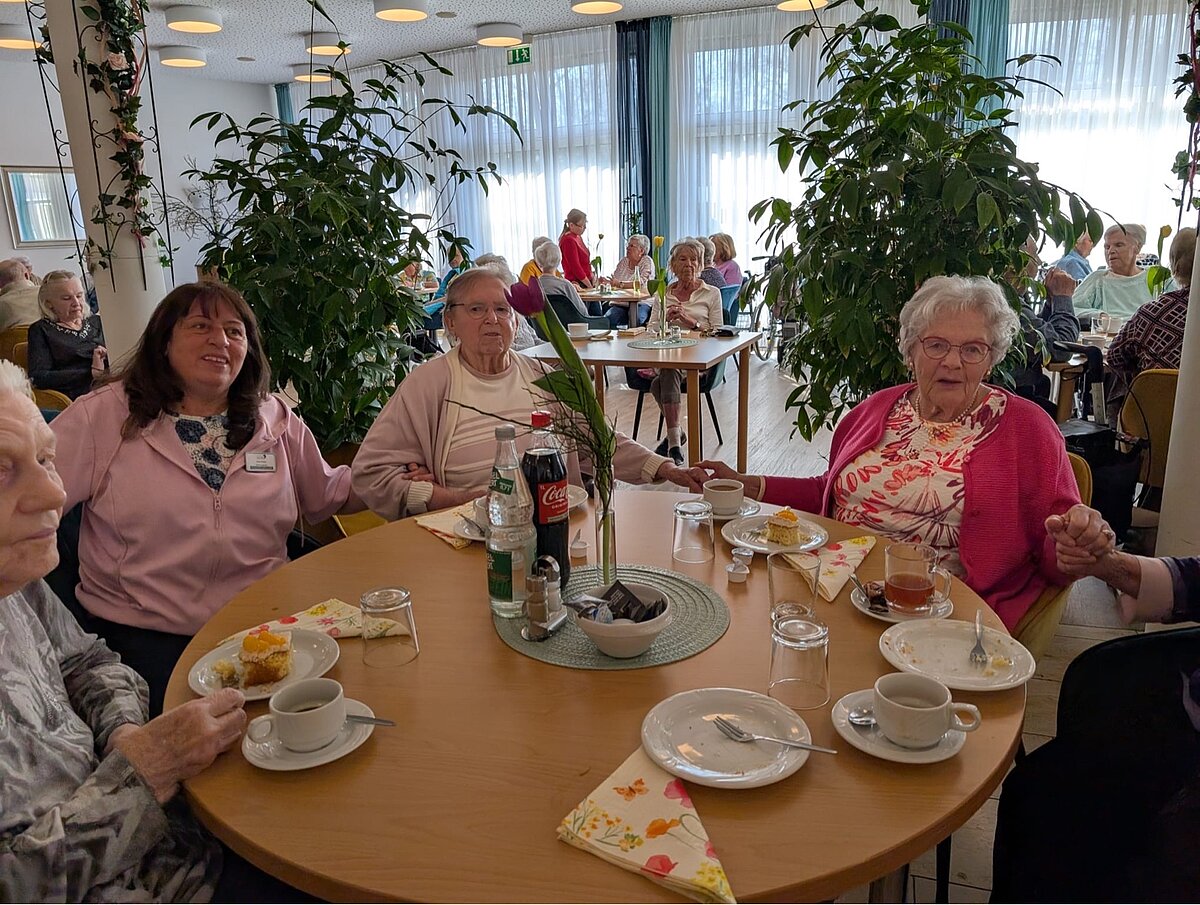 Bewohnerinnen und Künstler beim Frühlingsfest