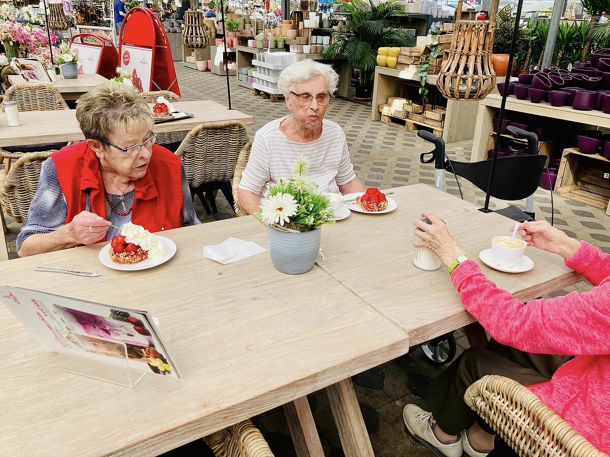 Erdbeerkuchen beim Ausflug genießen