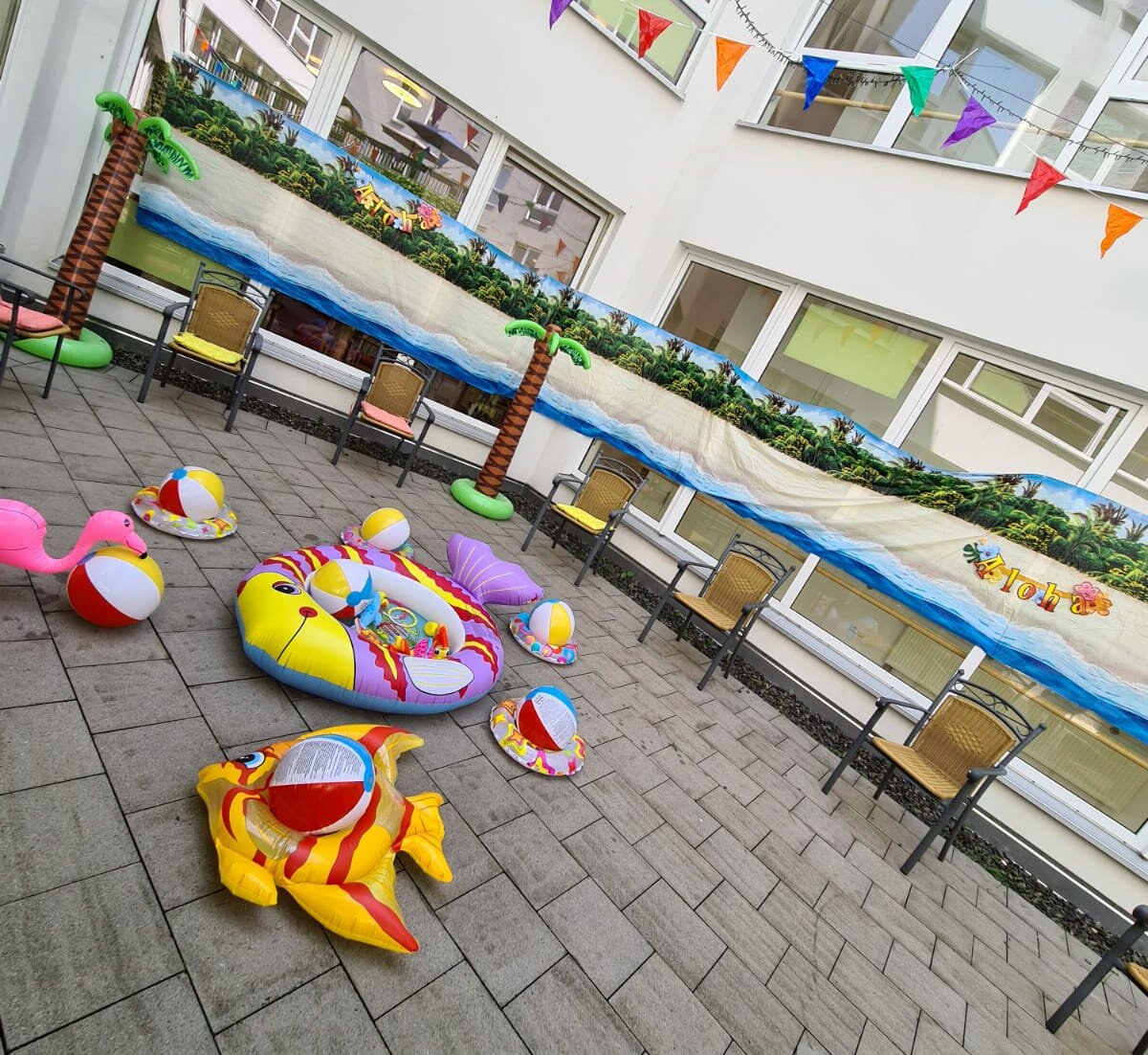 Sommerliche Dekoration im Innenhof der Residenz Aaseehof in Münster