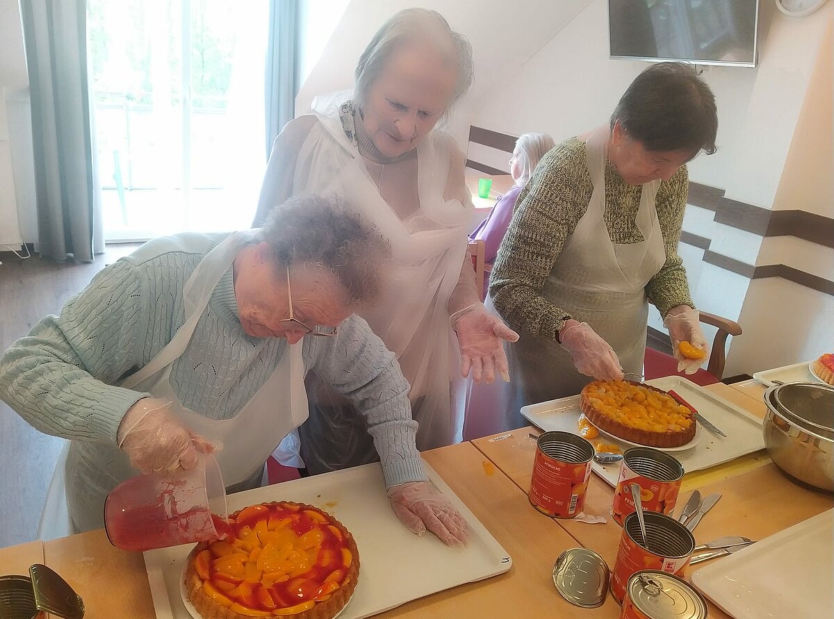 Guss wird über den Kuchen gegeben 