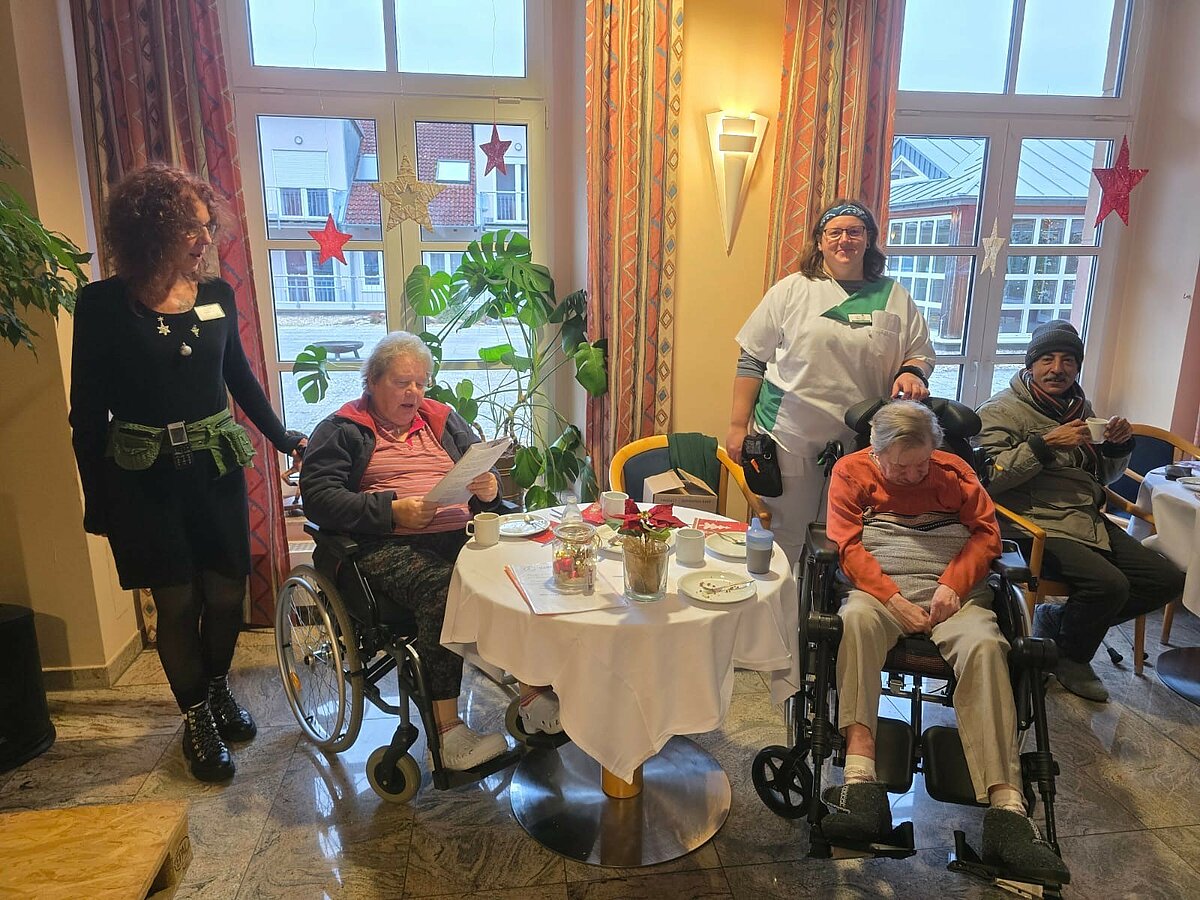 Bewohner bei der Weihnachtsfeier