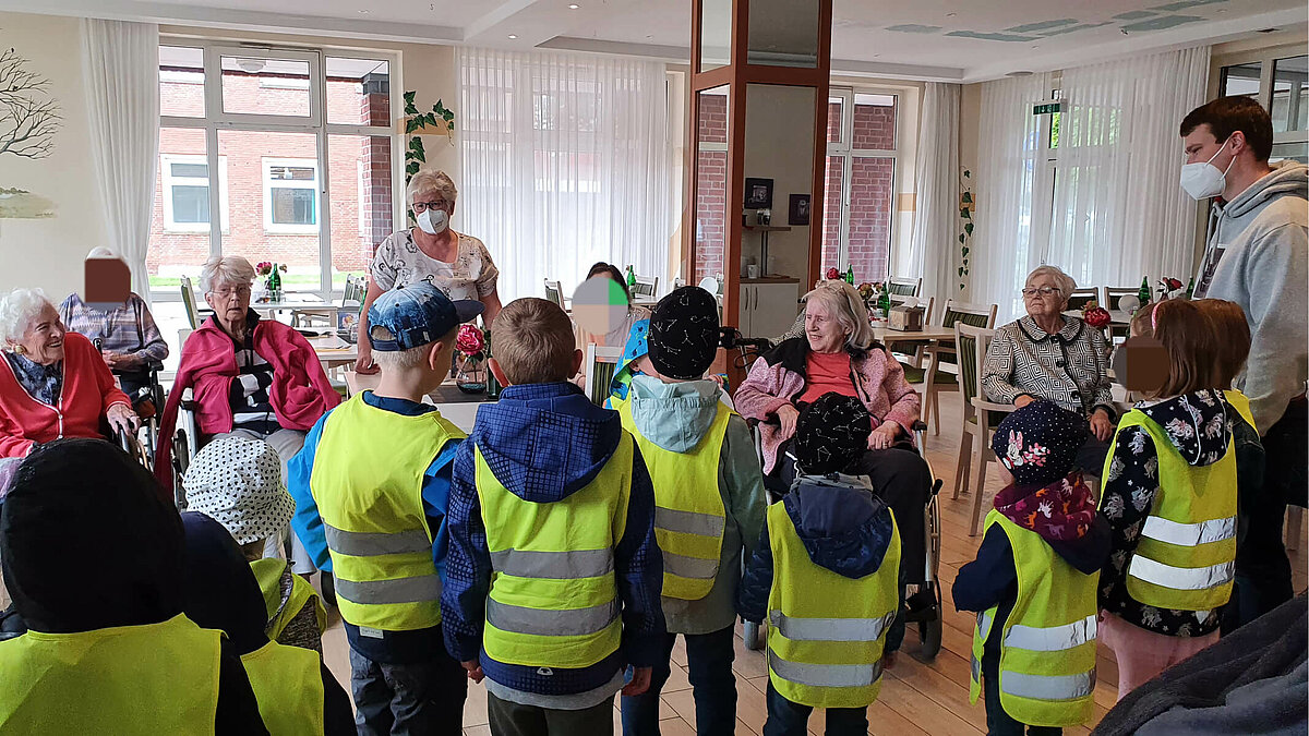 Kinder der Kita beim Kindertag
