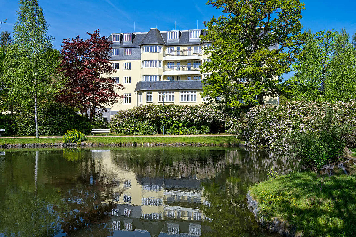 Blick auf den See und das Gebäude der Senioren-Residenz