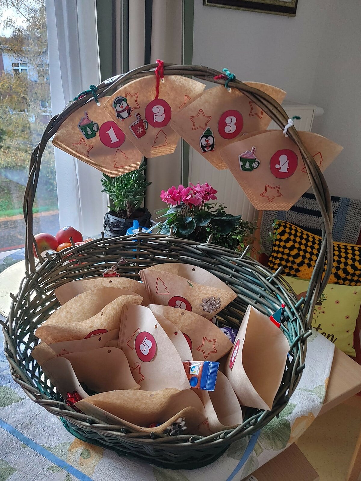 Selbstgebastelter Adventskalender einer Bewohnerin