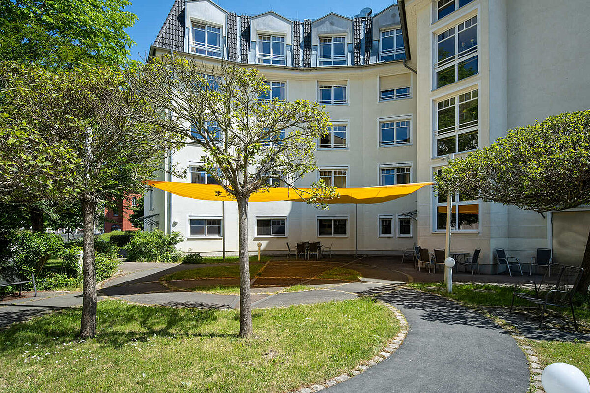 Außenanlage der Senioren-Residenz "An der Schlossbrücke" mit Sonnenschutz