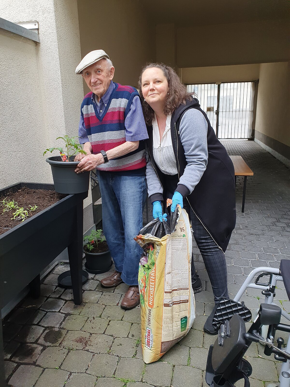 Bewohner bei der Gartenarbeit