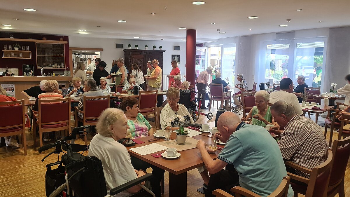 Restaurant, Bewohner und Gäste in der Gruppe